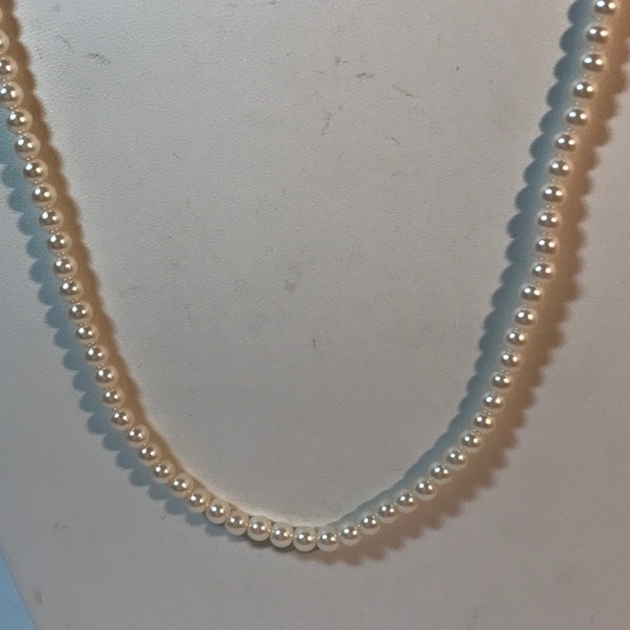 Avon faux pearl necklace, single strand, 28 in length, marked Avon on clasp - Picture 3 of 7
